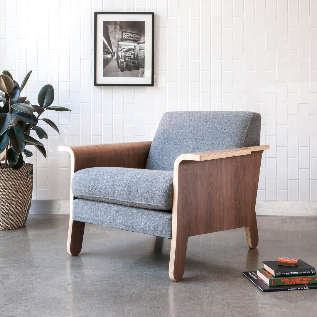 Fauteuil club contemporain en noyer et bois courbé avec revêtement en tissu ou en cuir pour salon