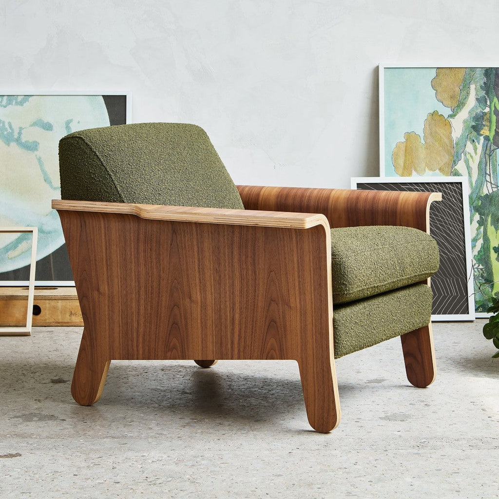 Fauteuil club contemporain en noyer et bois courbé avec revêtement en tissu ou en cuir pour salon