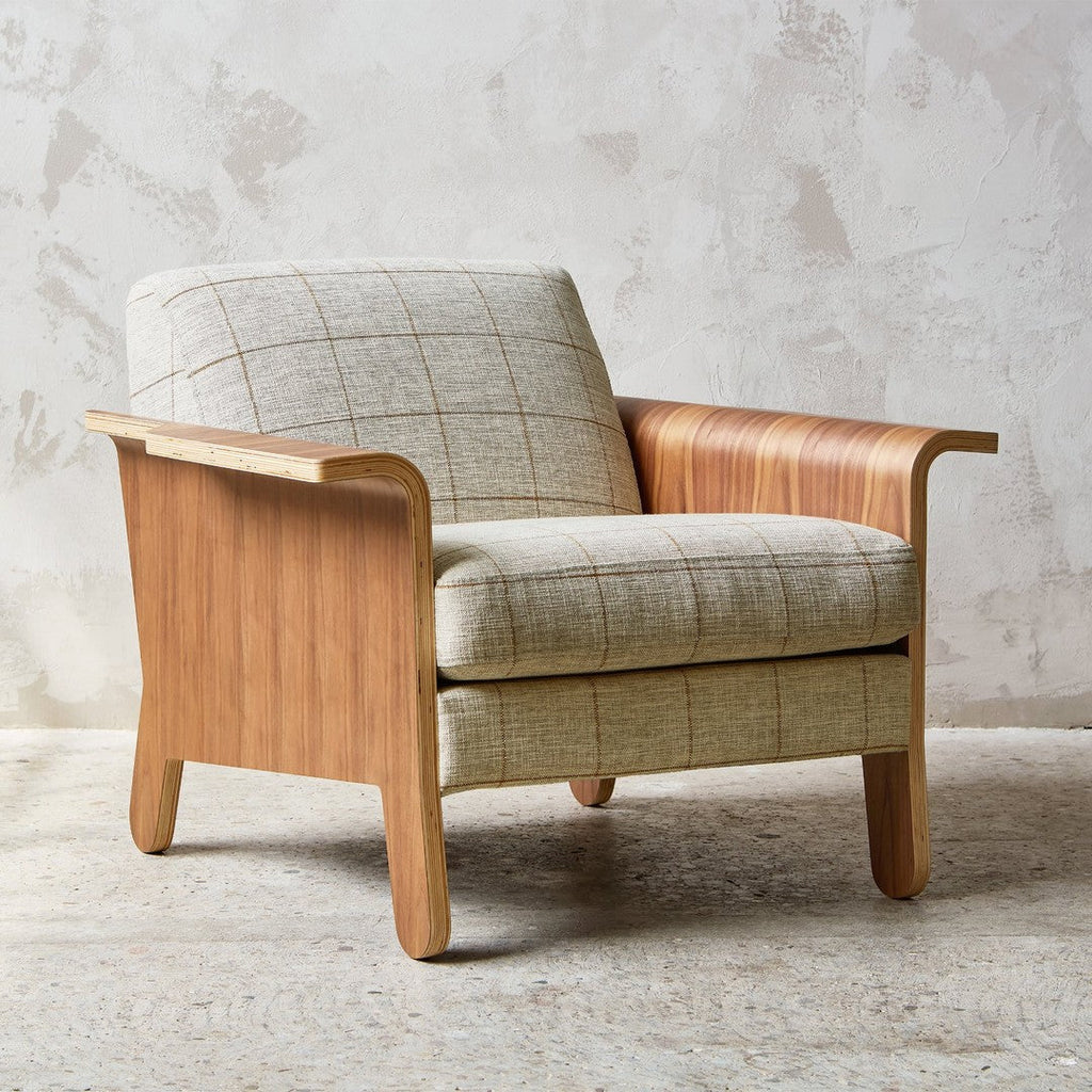Fauteuil club contemporain en noyer et bois courbé avec revêtement en tissu ou en cuir pour salon