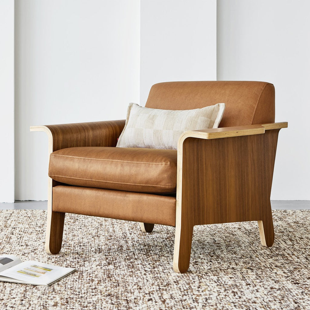 Fauteuil club contemporain en noyer et bois courbé avec revêtement en tissu ou en cuir pour salon