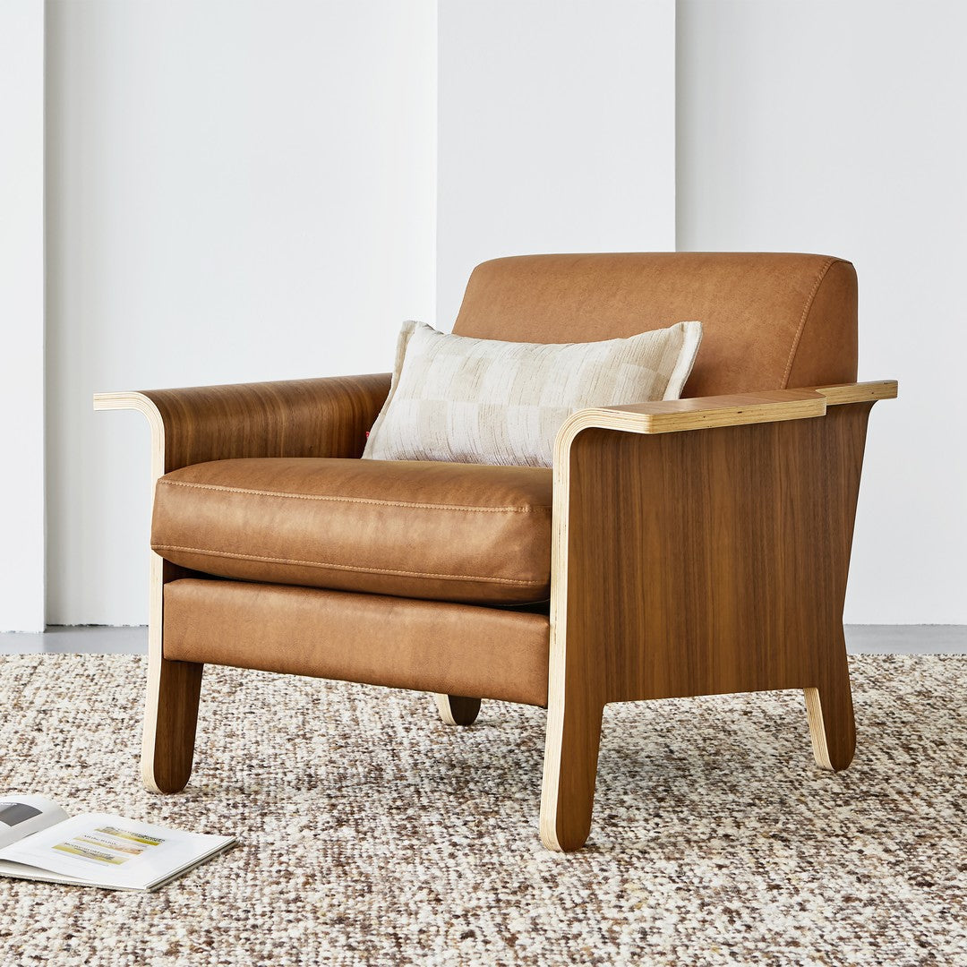 Fauteuil club contemporain en noyer et bois courbé avec revêtement en tissu ou en cuir pour salon