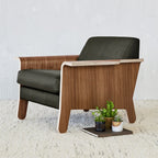 Fauteuil club contemporain en noyer et bois courbé avec revêtement en tissu ou en cuir pour salon