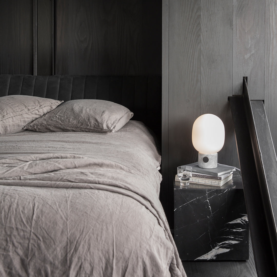 Table d'appoint minimaliste en marbre naturel avec piédestal cubique pour chambre ou salon