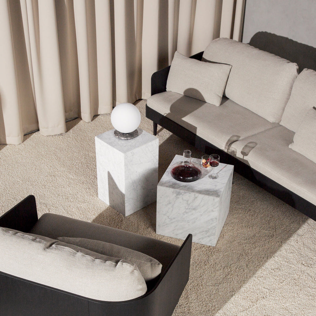 Table d'appoint minimaliste en marbre naturel avec piédestal cubique pour chambre ou salon
