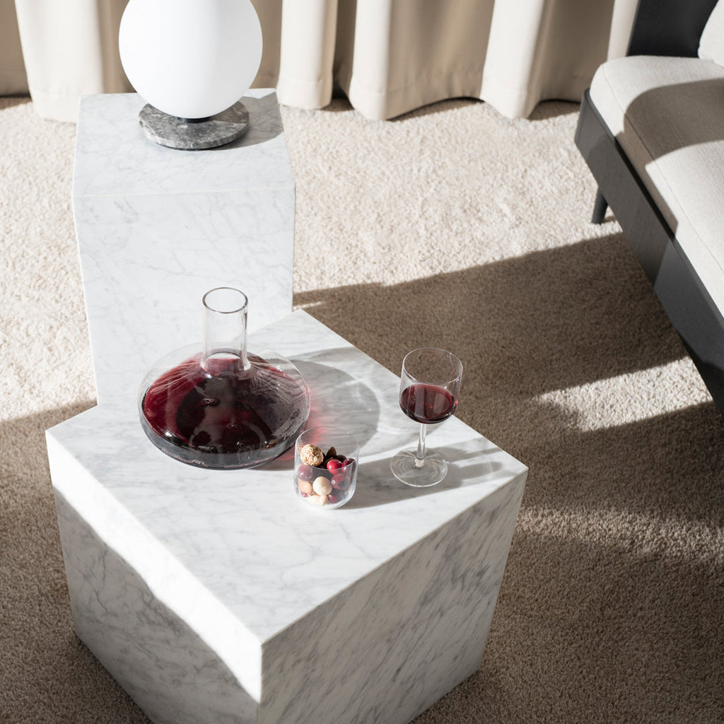 Table d'appoint minimaliste en marbre naturel avec piédestal cubique pour chambre ou salon