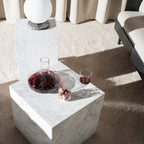 Table d'appoint minimaliste en marbre naturel avec piédestal cubique pour chambre ou salon