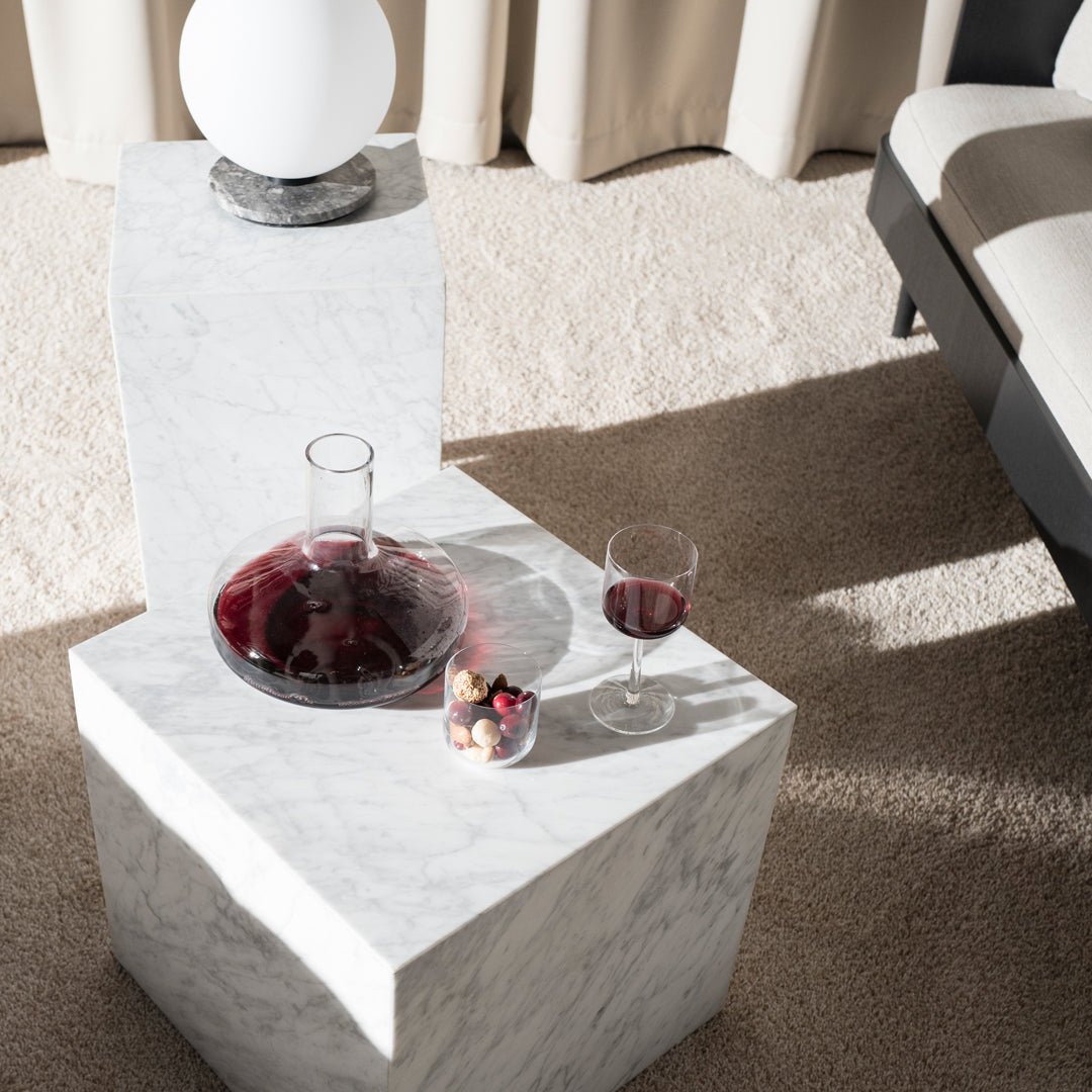Table d'appoint minimaliste en marbre naturel avec piédestal cubique pour chambre ou salon