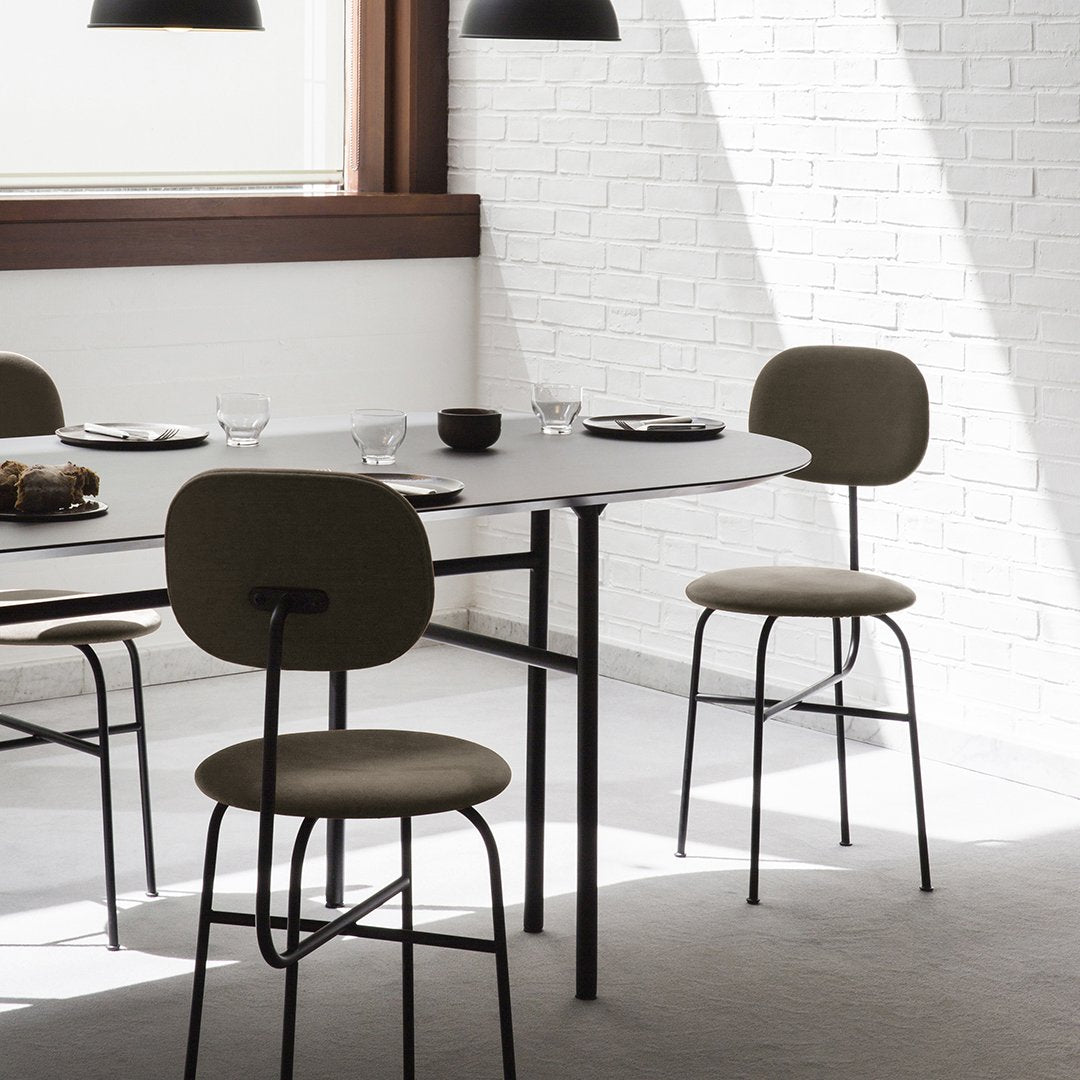Chaise de salle à manger Bauhaus minimaliste entièrement tapissée avec structure en acier aux lignes épurées