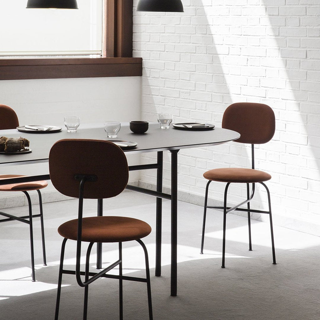 Chaise de salle à manger Bauhaus minimaliste entièrement tapissée avec structure en acier aux lignes épurées