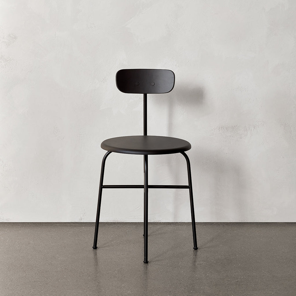 Chaise d'appoint minimaliste Bauhaus en acier et bois avec assise arrondie et dossier flexible pour salle à manger