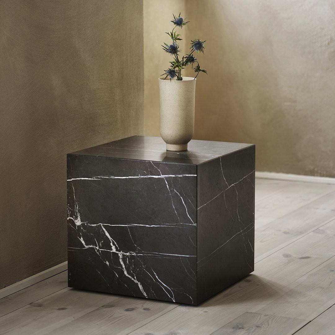 Table d'appoint minimaliste en marbre naturel avec piédestal cubique pour chambre ou salon