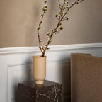 Table d'appoint minimaliste en marbre naturel avec piédestal cubique pour chambre ou salon