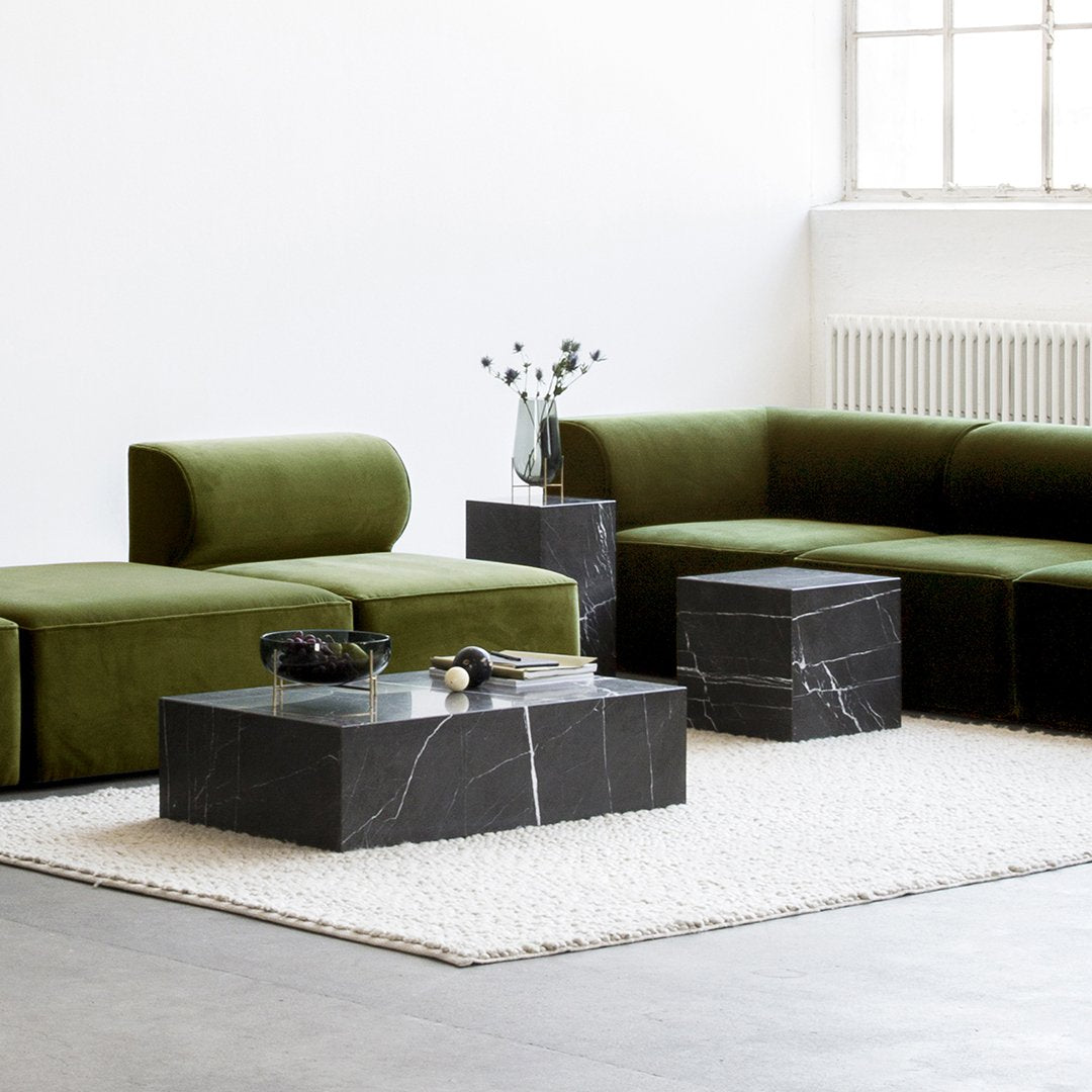 Table d'appoint minimaliste en marbre naturel avec piédestal cubique pour chambre ou salon
