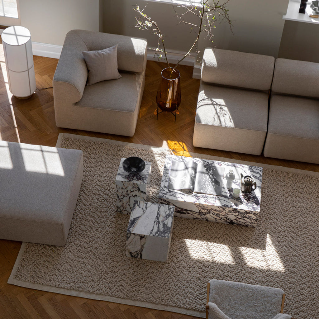 Table d'appoint minimaliste en marbre naturel avec piédestal cubique pour chambre ou salon