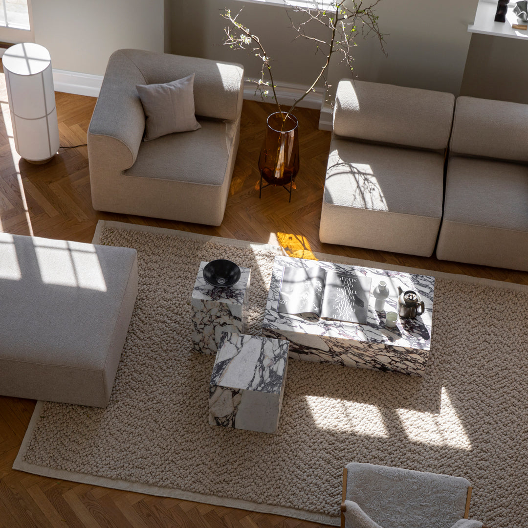 Table d'appoint minimaliste en marbre naturel avec piédestal cubique pour chambre ou salon