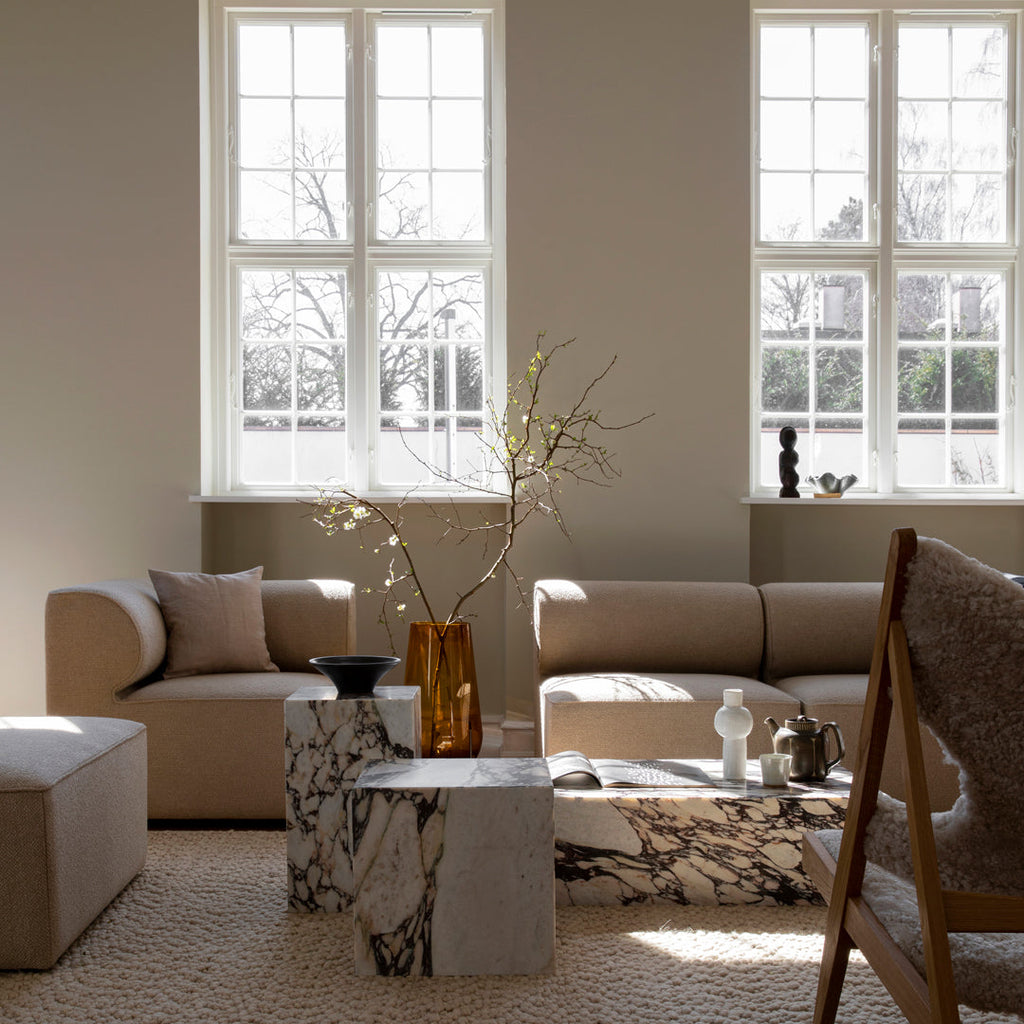 Table d'appoint minimaliste en marbre naturel avec piédestal cubique pour chambre ou salon