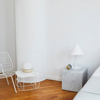 Table d'appoint minimaliste en marbre naturel avec piédestal cubique pour chambre ou salon