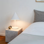 Table d'appoint minimaliste en marbre naturel avec piédestal cubique pour chambre ou salon