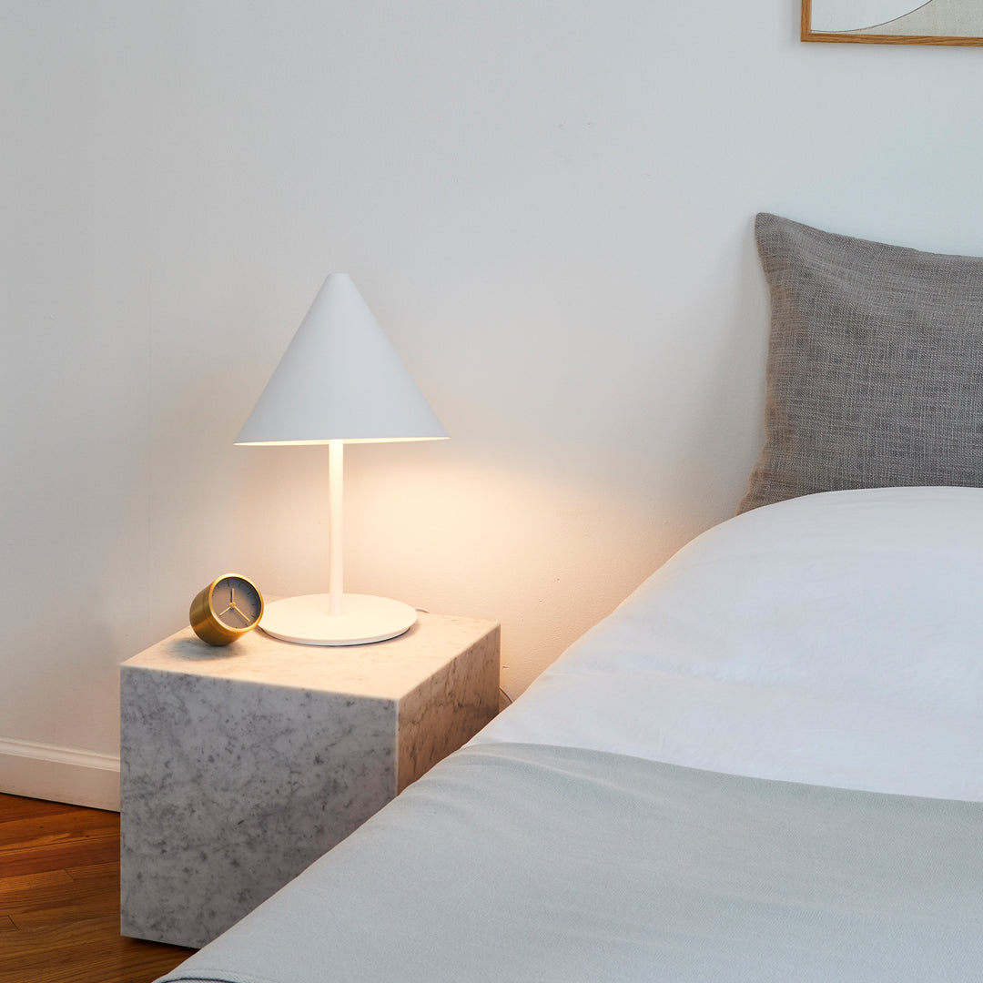 Table d'appoint minimaliste en marbre naturel avec piédestal cubique pour chambre ou salon