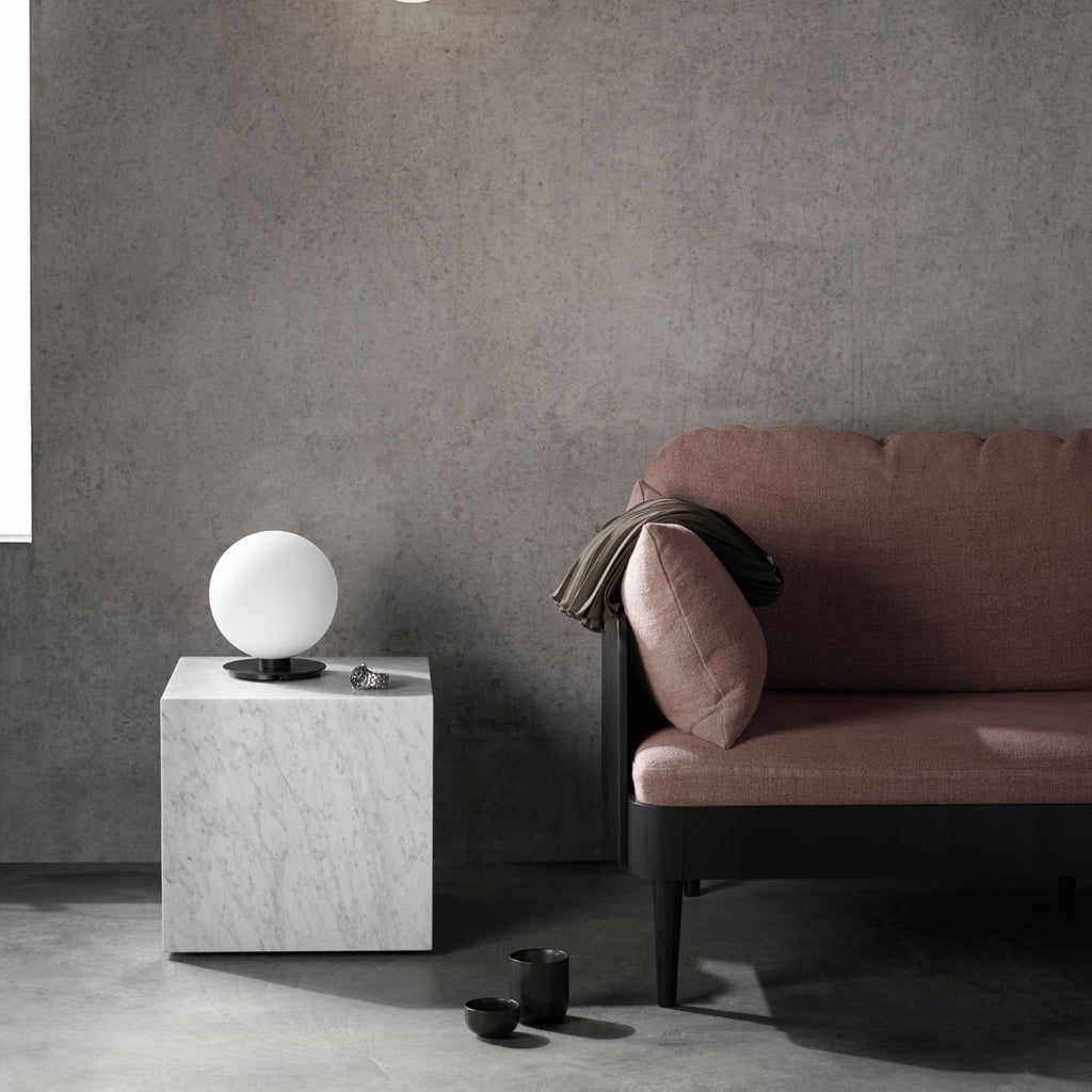 Table d'appoint minimaliste en marbre naturel avec piédestal cubique pour chambre ou salon