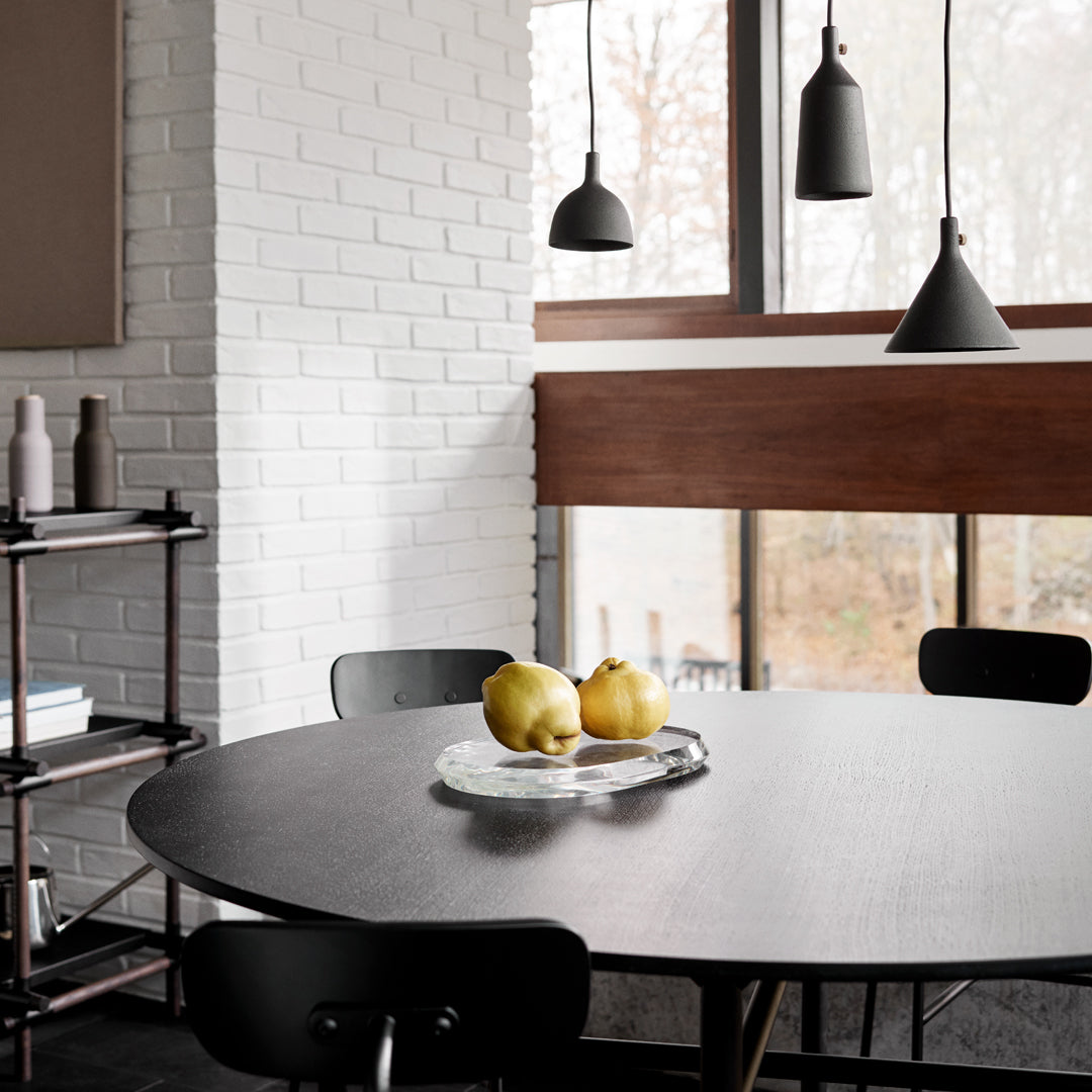 Chaise d'appoint minimaliste Bauhaus en acier et bois avec assise arrondie et dossier flexible pour salle à manger