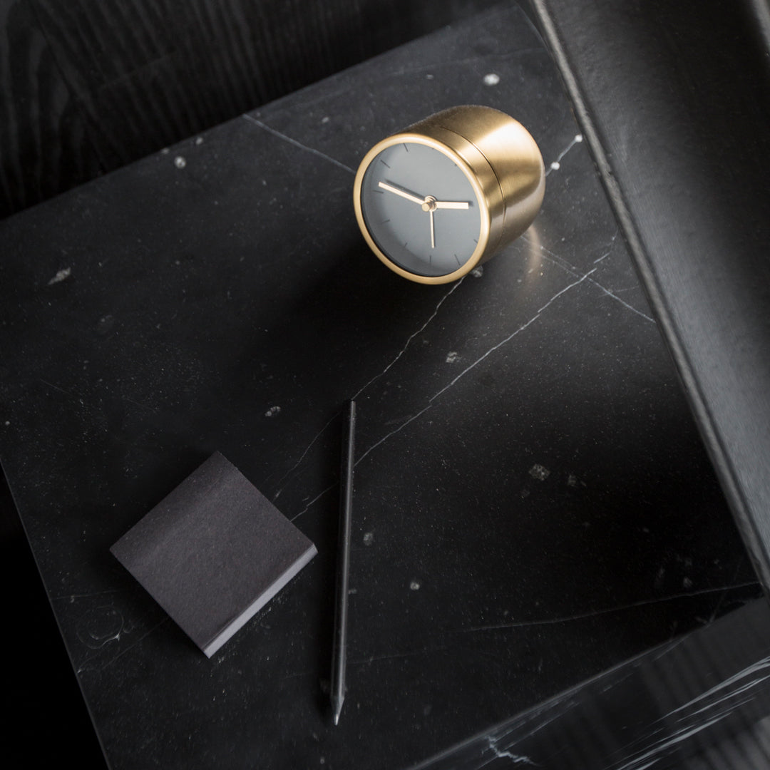 Table d'appoint minimaliste en marbre naturel avec piédestal cubique pour chambre ou salon