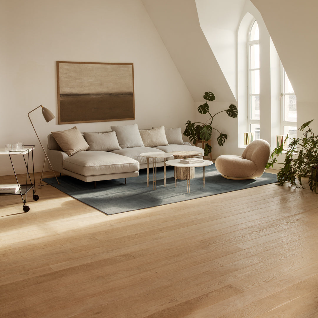 Fauteuil lounge moderne français entièrement tapissé avec forme de nuage flottant de faible hauteur pour salon