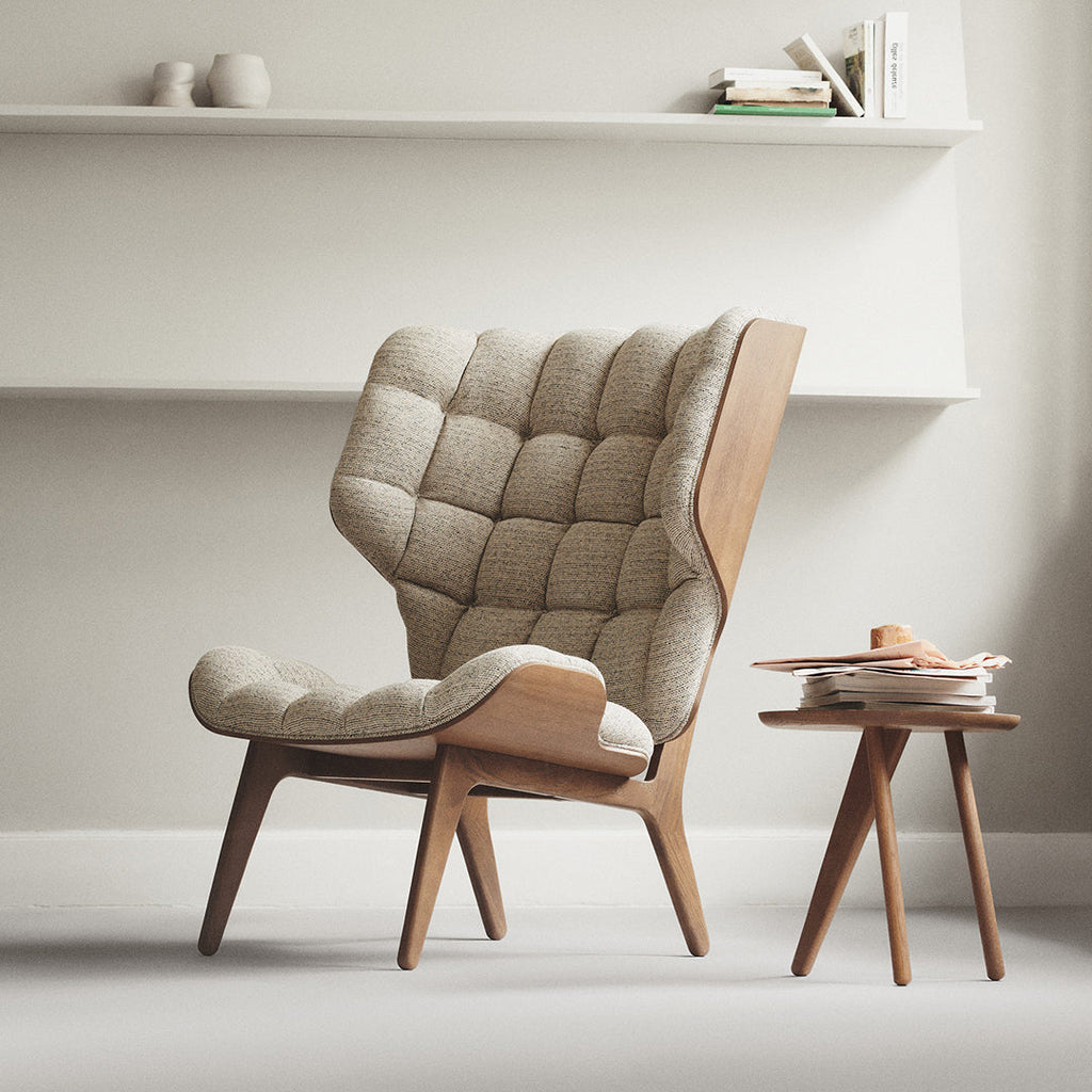 Table d'appoint minimaliste en chêne massif avec pied en forme d'ailette et plateau en placage ultrafin pour salon