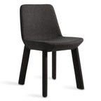 Chaise d'appoint contemporaine entièrement rembourrée en mousse et contreplaqué avec pieds en métal pour salle à manger