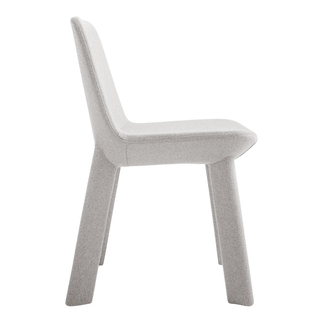 Chaise d'appoint contemporaine entièrement rembourrée en mousse et contreplaqué avec pieds en métal pour salle à manger