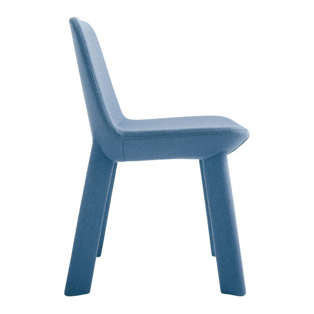 Chaise d'appoint contemporaine entièrement rembourrée en mousse et contreplaqué avec pieds en métal pour salle à manger