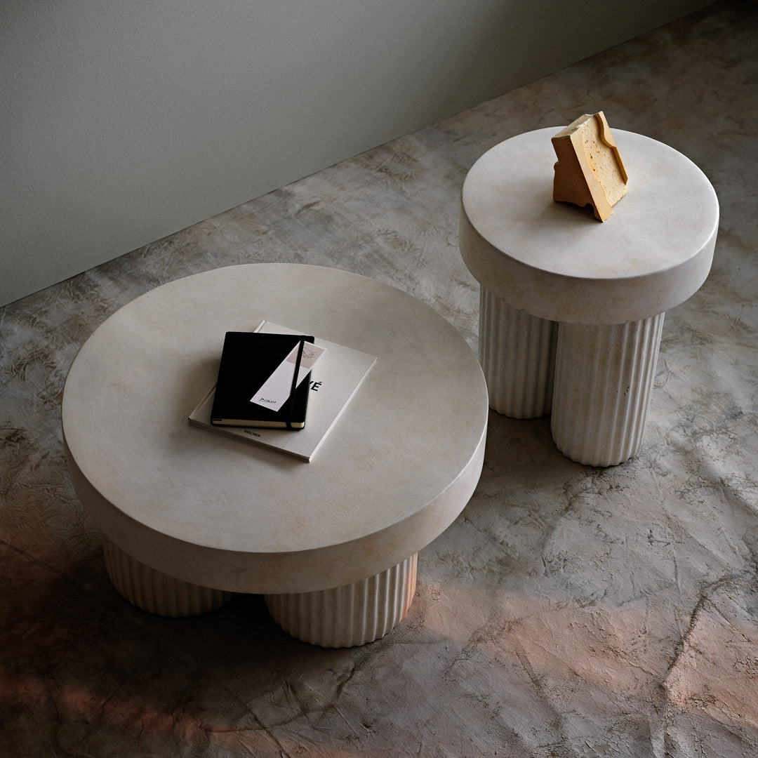 Table d'appoint sculpturale en béton fibré peint à la main avec pieds cannelés inspirés des colonnes grecques pour salon