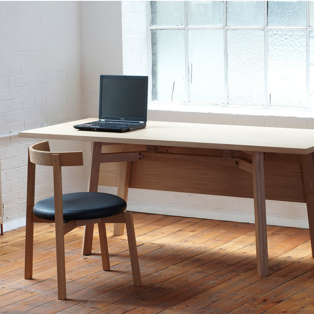 Chaise de salle à manger en bois massif d'inspiration japonaise avec assise en cuir et dossier enveloppant
