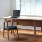Chaise de salle à manger en bois massif d'inspiration japonaise avec assise en cuir et dossier enveloppant