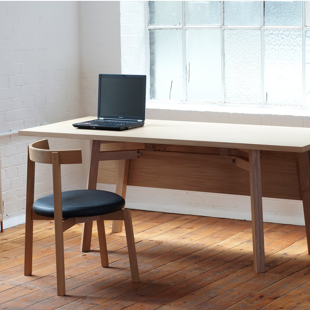 Chaise de salle à manger en bois massif d'inspiration japonaise avec assise en cuir et dossier enveloppant