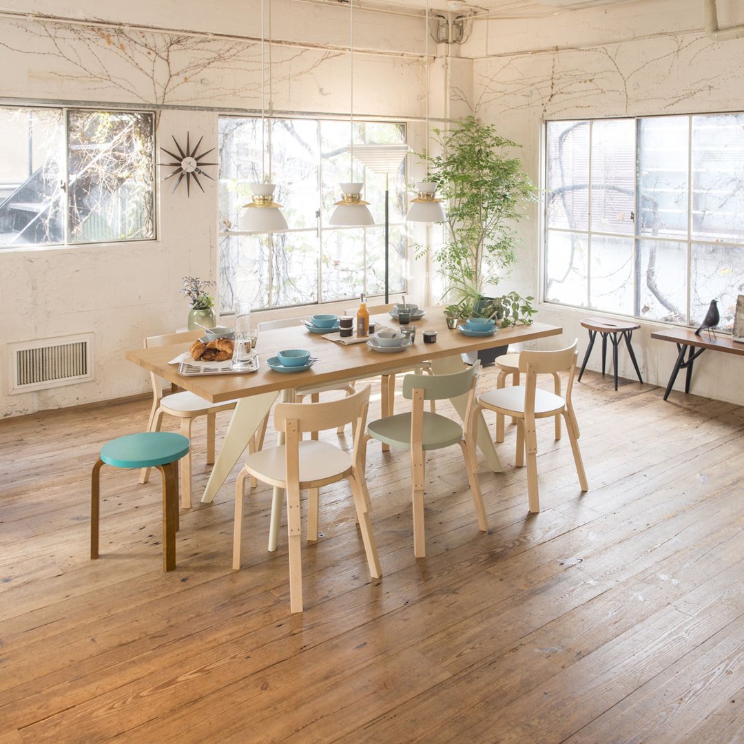 Chaise de bistrot classique en bois massif avec assise large et dossier confortable pour salle à manger ou cuisine