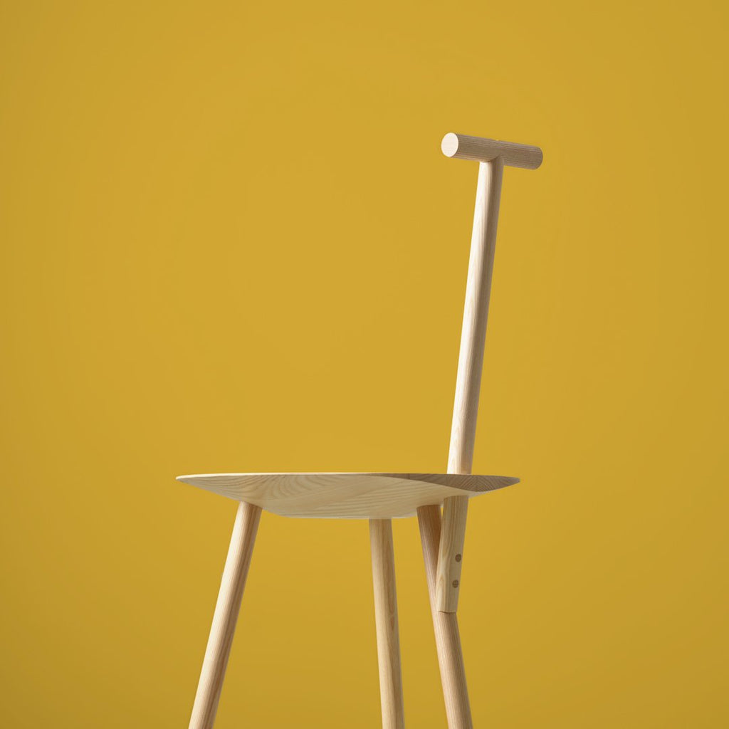 Chaise d'appoint artisanale en bois massif avec dossier en forme de pique d'inspiration rustique pour salle à manger