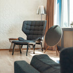 Fauteuil scandinave à haut dossier en chêne massif et placage stratifié pour salon