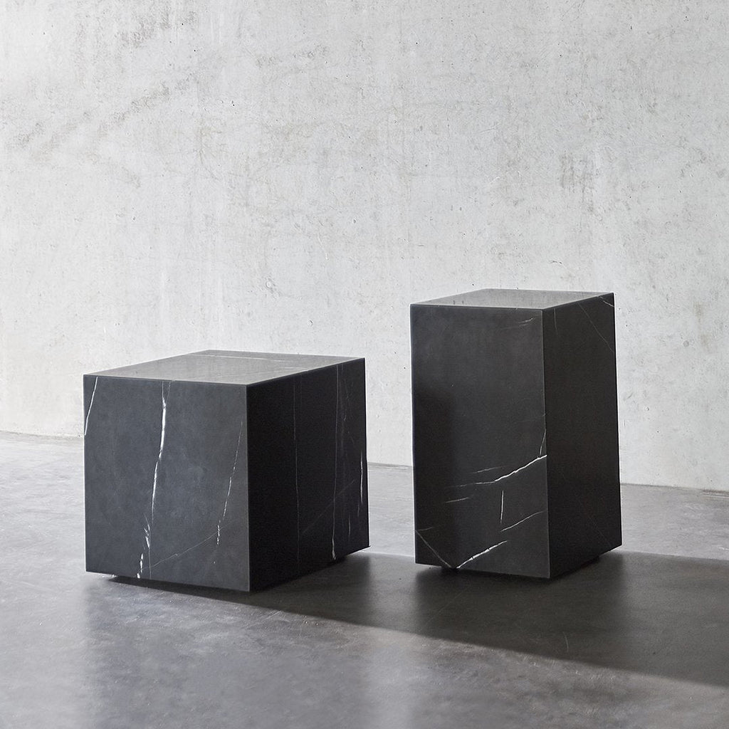 Table d'appoint minimaliste en marbre naturel avec piédestal cubique pour chambre ou salon