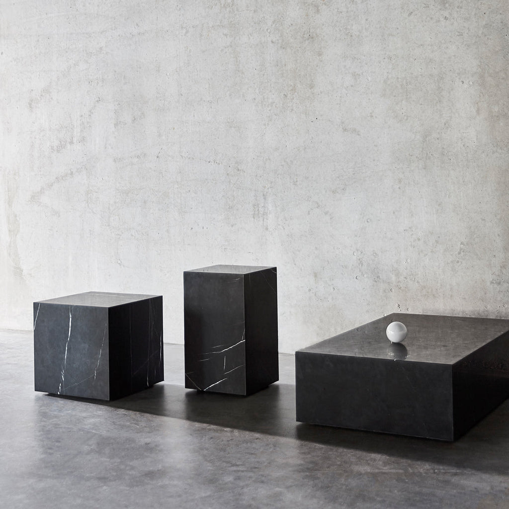 Table d'appoint minimaliste en marbre naturel avec piédestal cubique pour chambre ou salon