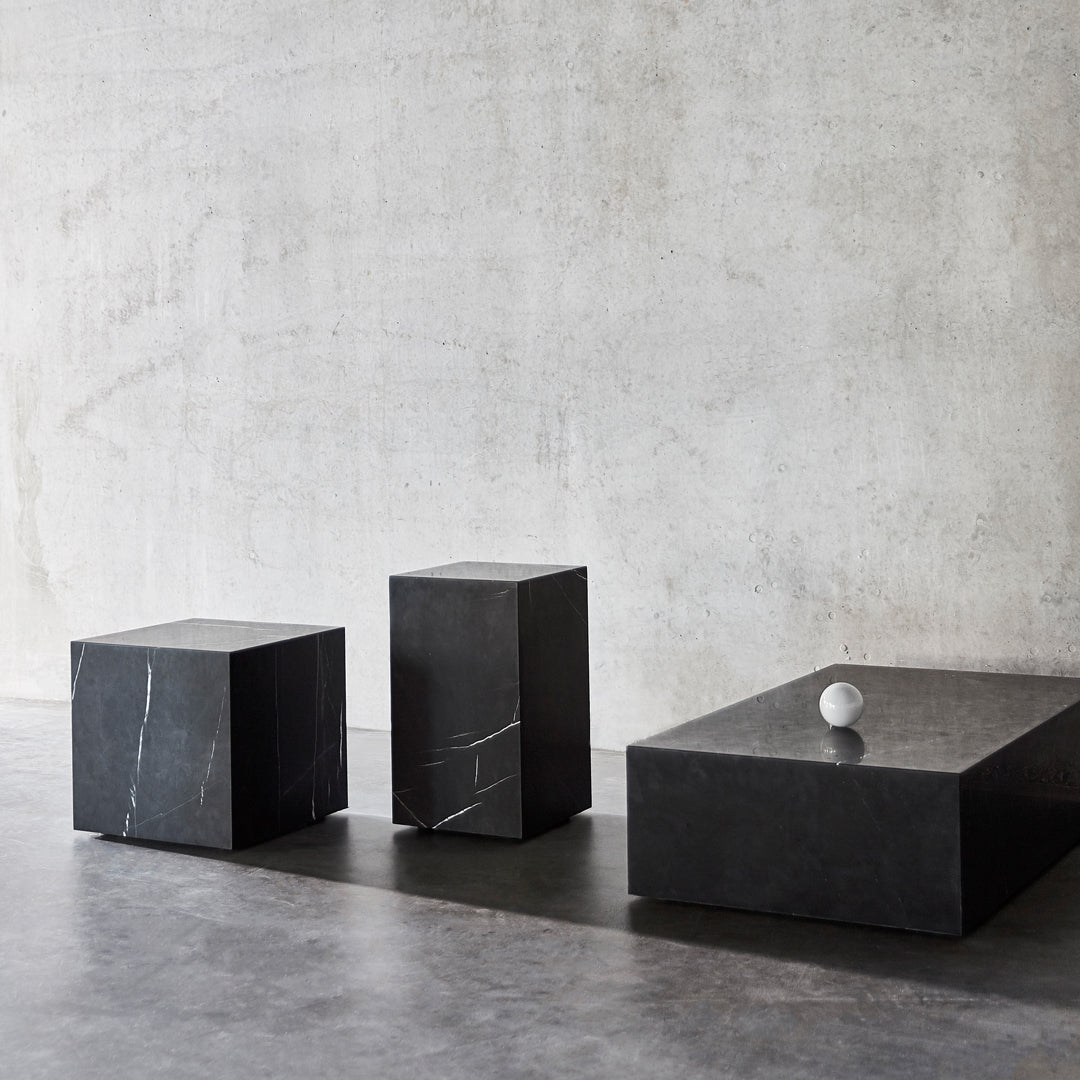 Table d'appoint minimaliste en marbre naturel avec piédestal cubique pour chambre ou salon