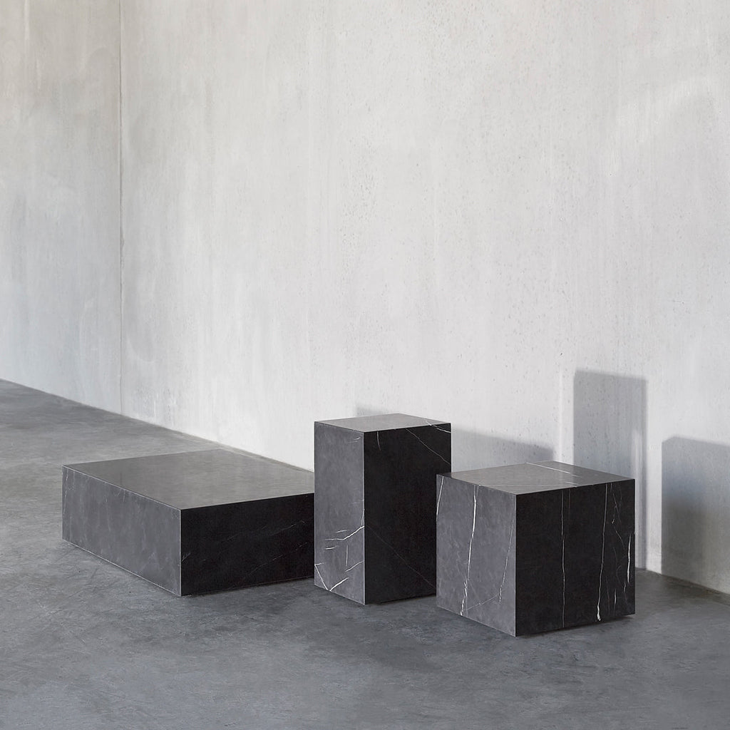 Table d'appoint minimaliste en marbre naturel avec piédestal cubique pour chambre ou salon