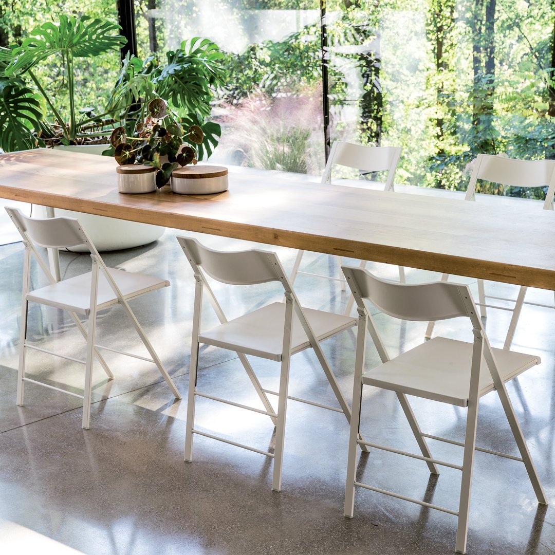 Chaise d'appoint pliante compacte en polypropylène et acier avec une largeur pliée ultra-fine de 2 cm pour la salle à manger