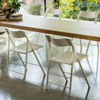 Chaise d'appoint pliante compacte en polypropylène et acier avec une largeur pliée ultra-fine de 2 cm pour la salle à manger