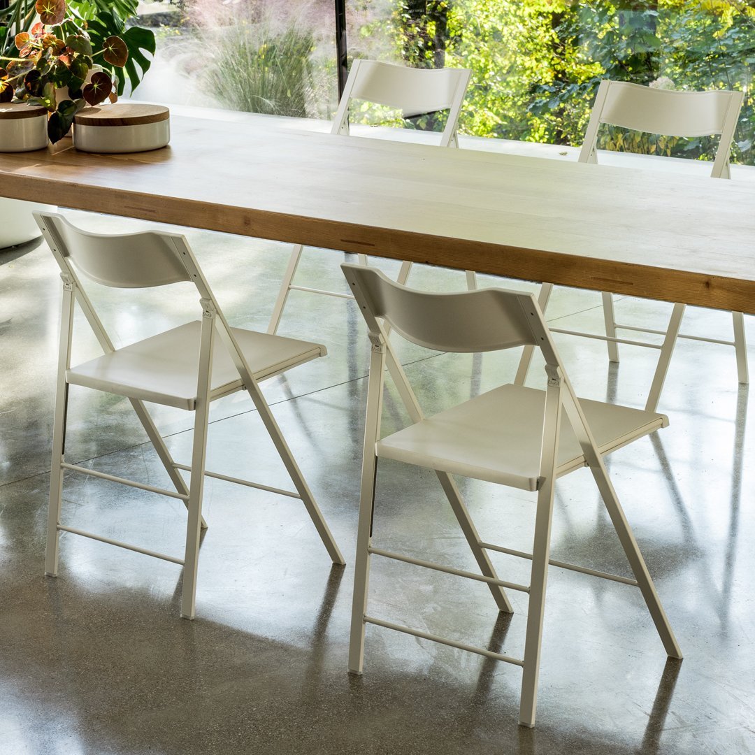 Chaise d'appoint pliante compacte en polypropylène et acier avec une largeur pliée ultra-fine de 2 cm pour la salle à manger
