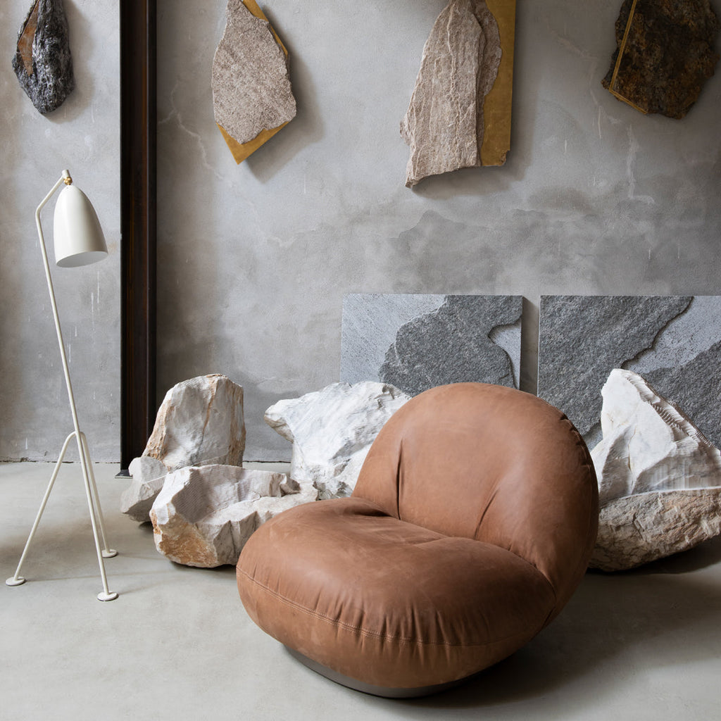 Fauteuil lounge moderne français entièrement tapissé avec forme de nuage flottant de faible hauteur pour salon