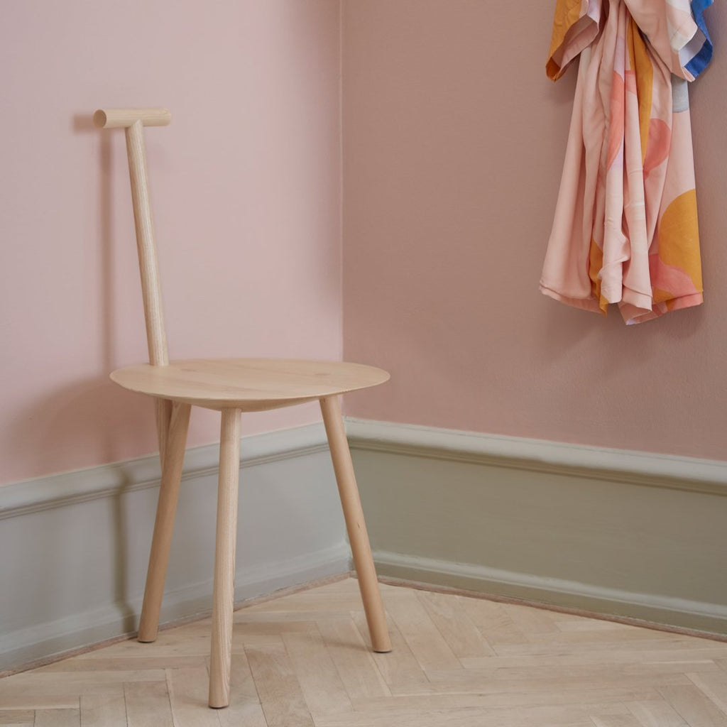 Chaise d'appoint artisanale en bois massif avec dossier en forme de pique d'inspiration rustique pour salle à manger
