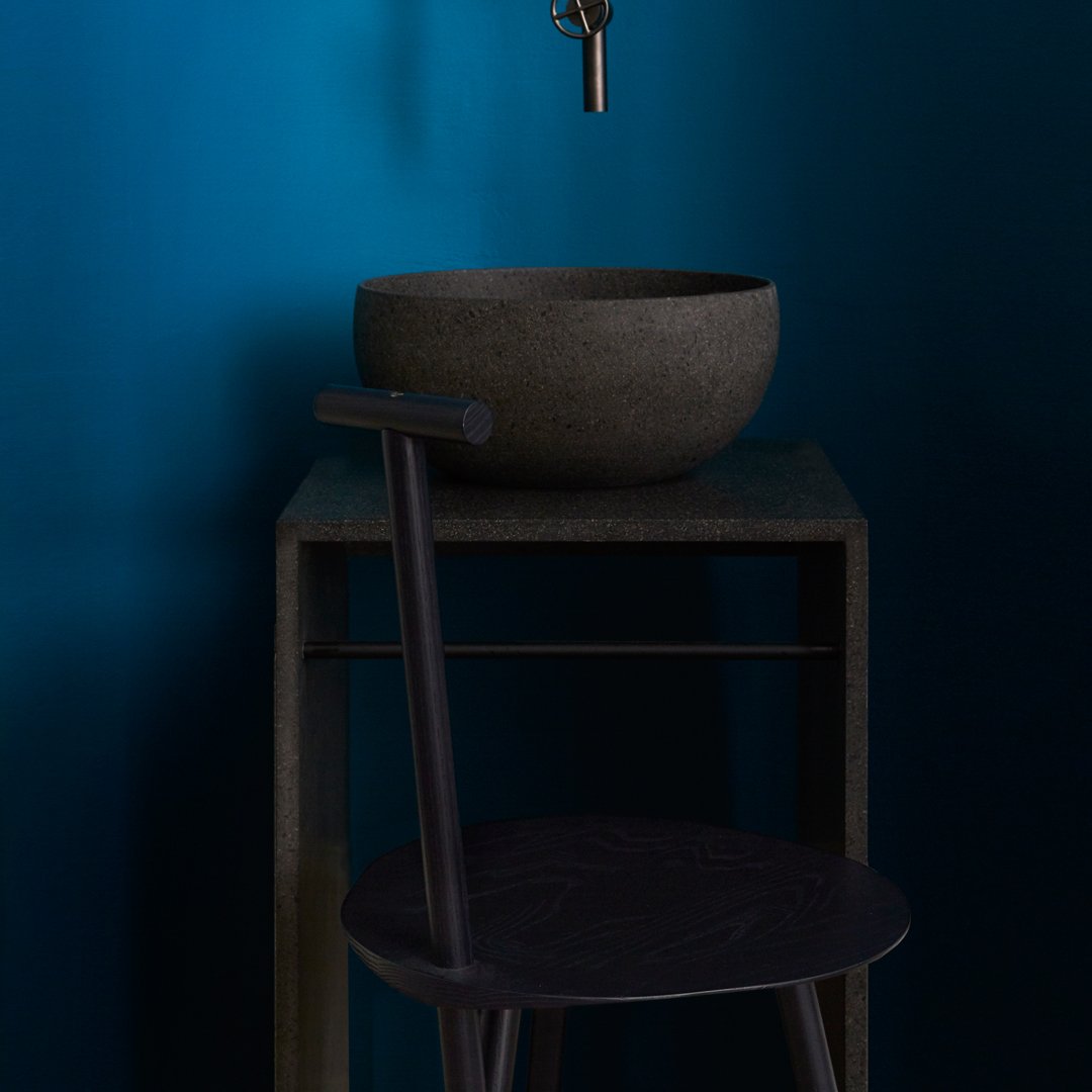 Chaise d'appoint artisanale en bois massif avec dossier en forme de pique d'inspiration rustique pour salle à manger