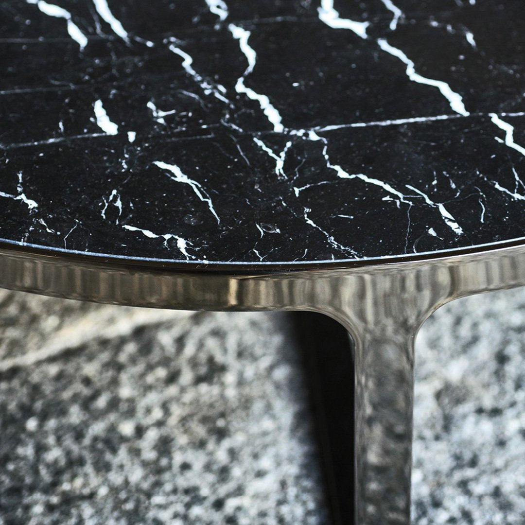 Table basse minimaliste en marbre avec base en cage métallique ouverte pour salon