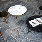 Table basse minimaliste en marbre avec base en cage métallique ouverte pour salon
